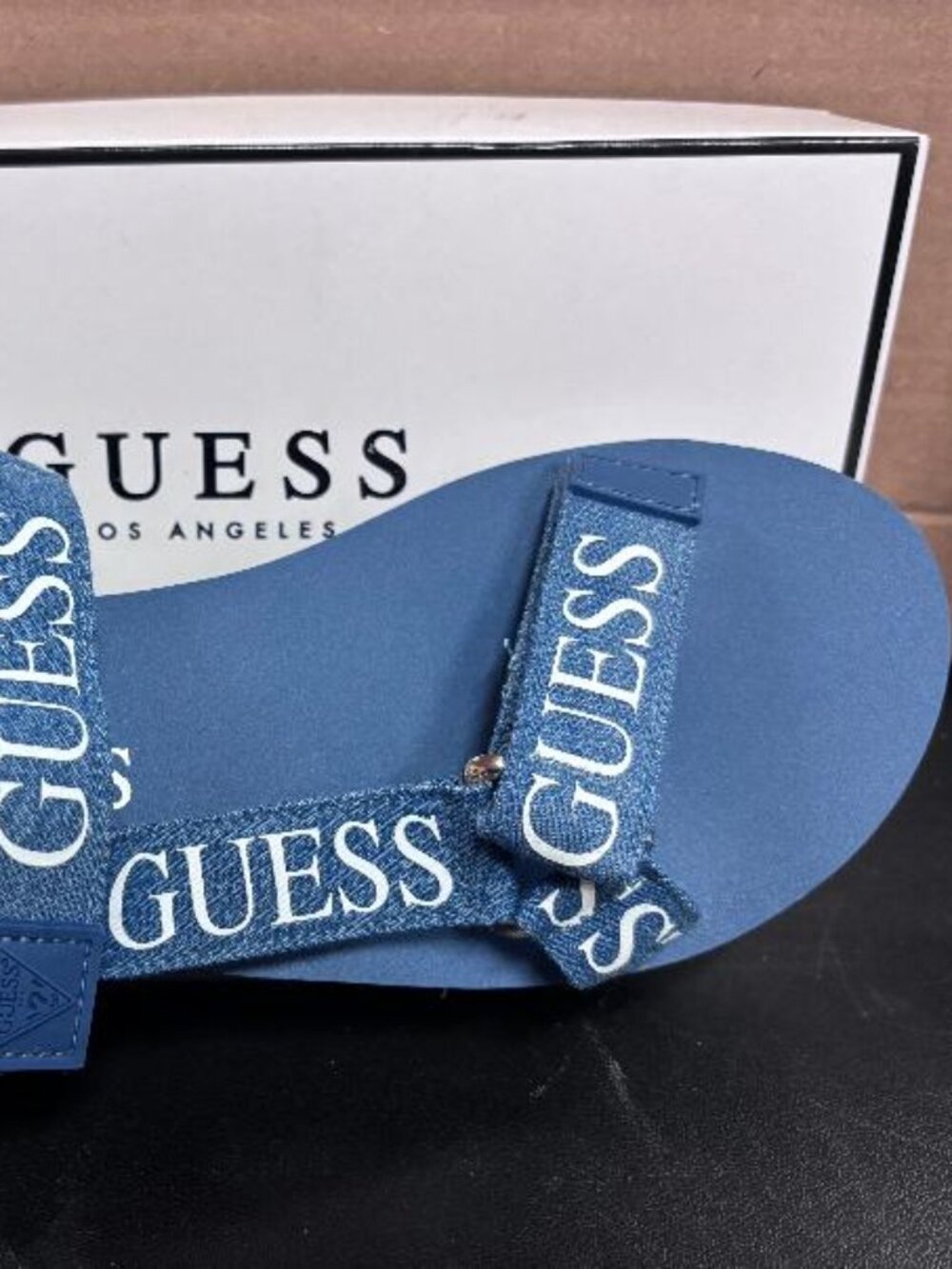 Womens 9 Guess sandals
